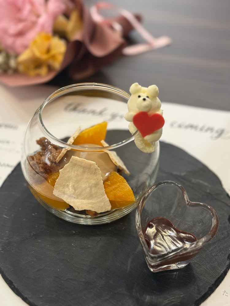 かわいいくまの形のマスカルポーネが乗ったデザート。味も美味しく見た目も可愛い。