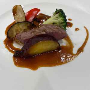 牛サーロイン　トリュフソースです。お肉が柔らかく、野菜もおいしかったです。