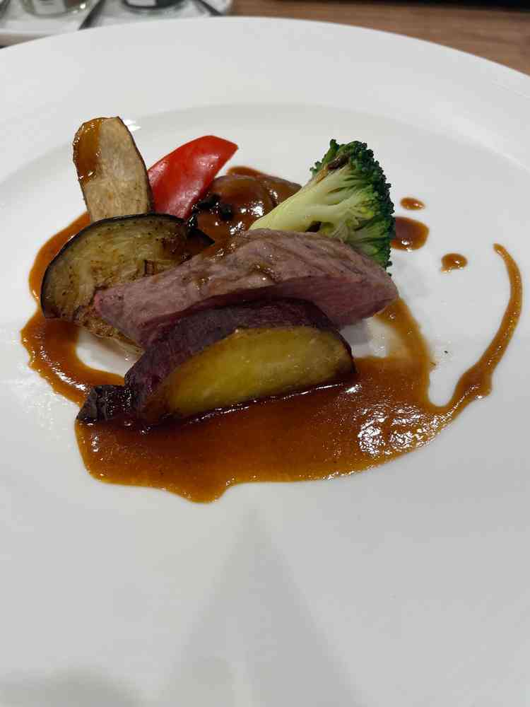 牛サーロイン　トリュフソースです。お肉が柔らかく、野菜もおいしかったです。