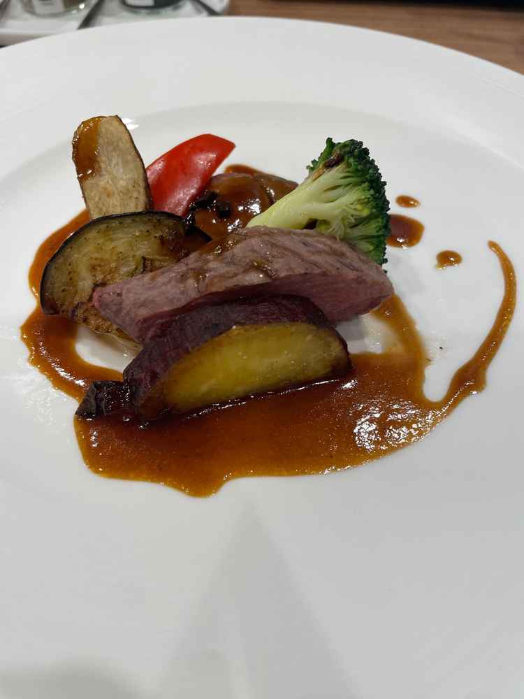 牛サーロイン　トリュフソースです。お肉が柔らかく、野菜もおいしかったです。