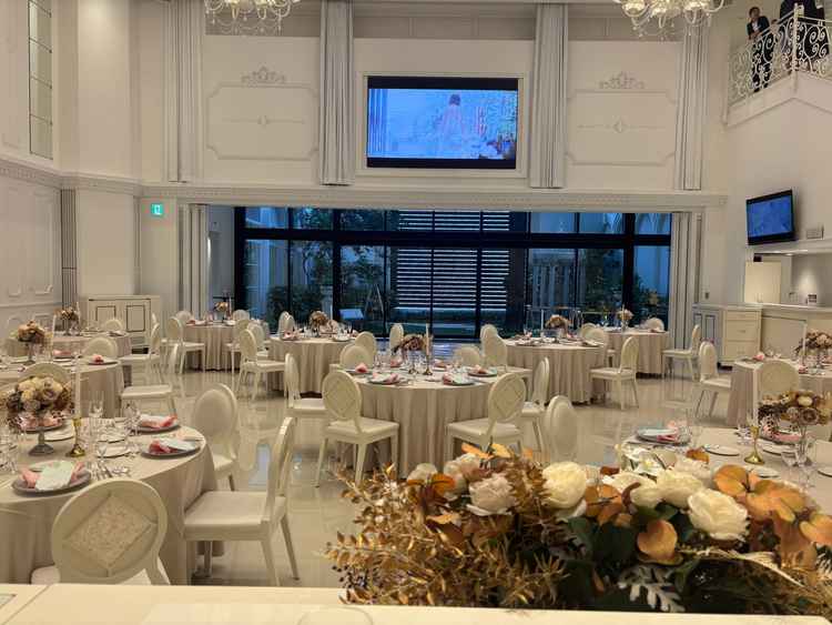 白を基調としており階段入場できる理想的な披露宴会場でした。