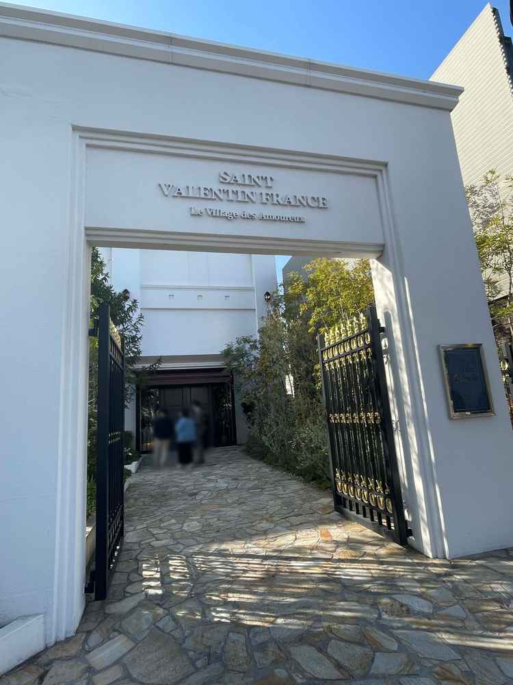 建物まるっと貸切の白基調の素敵なゲストハウスで、玄関口のゲストの反応は良いと思います。