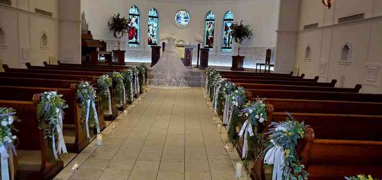 チャペル全体の写真。ステンドグラスの発色が綺麗であたたかみをかんじました。