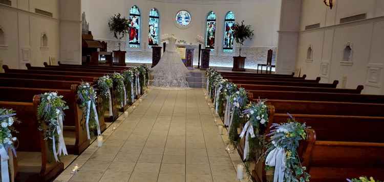 チャペル全体の写真。ステンドグラスの発色が綺麗であたたかみをかんじました。