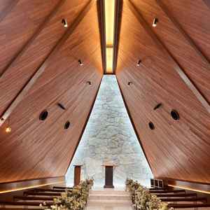 挙式会場後ろから前