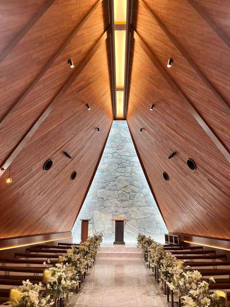 挙式会場後ろから前