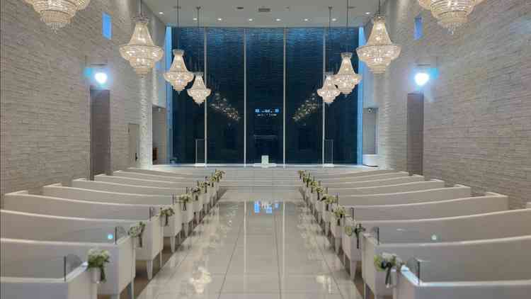 ドレスが映える、黒の壁に滝