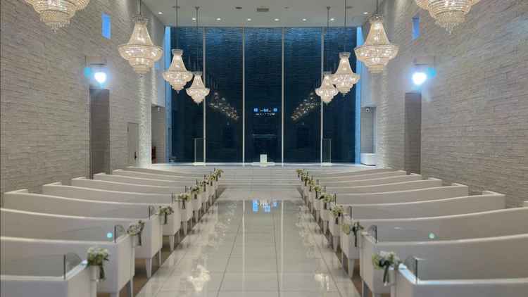 ドレスが映える、黒の壁に滝