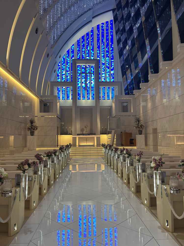 写真以上の美しさがありました。圧巻され、ぜひここで挙式がしたいと思わせてくれました。