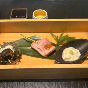 サザエ、鴨、湯葉と全て縁起物の説明もあり、和食ならではの楽しみ方を演出で取り入れられると思いました。