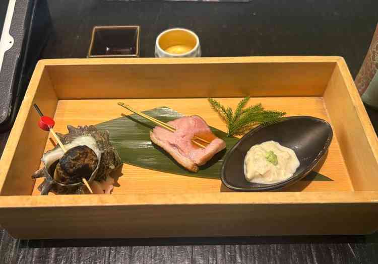 サザエ、鴨、湯葉と全て縁起物の説明もあり、和食ならではの楽しみ方を演出で取り入れられると思いました。