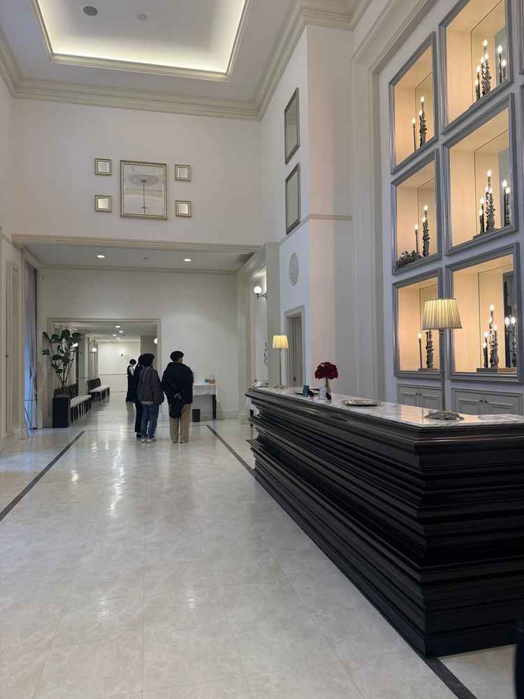 ウェルカムスペース、入り口開くと真っ白の空間