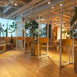 披露宴会場に入る扉で全面ガラス張りで、開放があり空間が広く感じられた。カーテンで隠して演出もできる。