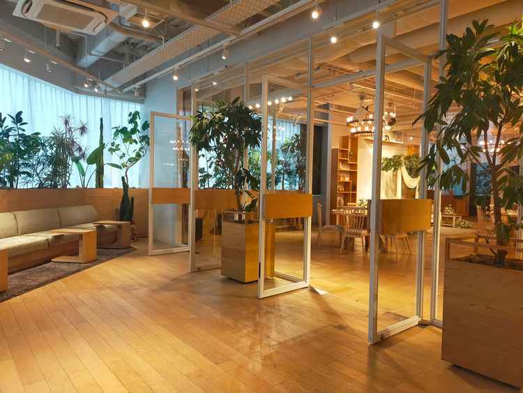 披露宴会場に入る扉で全面ガラス張りで、開放があり空間が広く感じられた。カーテンで隠して演出もできる。