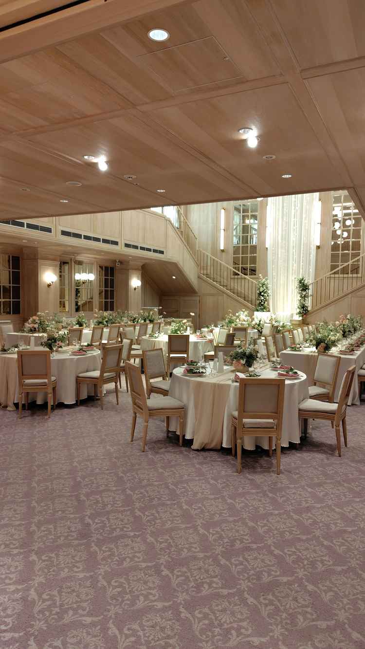 披露宴会場。テーブルクロスやお花を変えるとかなり雰囲気が変わりそう。