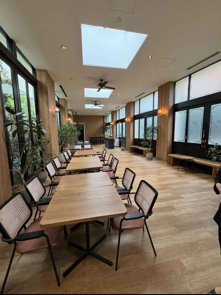 少人数なら披露宴会場としても利用ができるカフェスペース