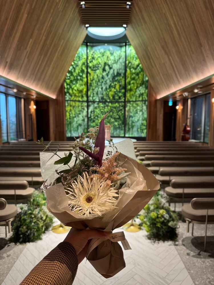 木の温もりと緑の背景が美しく、自然に包まれた挙式会場が印象的だった。