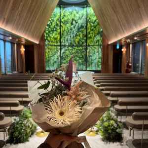 木の温もりと緑の背景が美しく、自然に包まれた挙式会場が印象的だった。