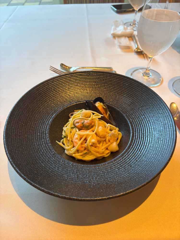 海鮮パスタ。味がしっかりしており、1番美味しかった。料理のレベルが高い。
