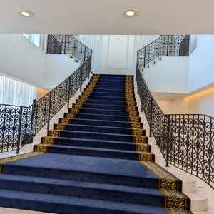 挙式後にフラワーシャワーなどができる大きな階段