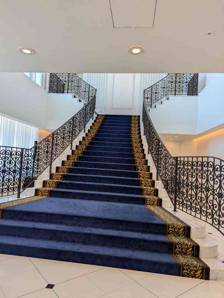 挙式後にフラワーシャワーなどができる大きな階段