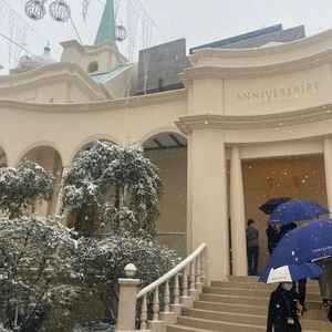 フラワーシャワーを行う外階段、雪景色も素敵でした。