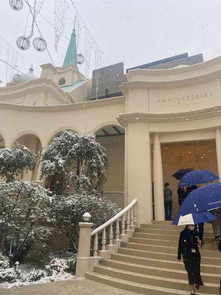 フラワーシャワーを行う外階段、雪景色も素敵でした。