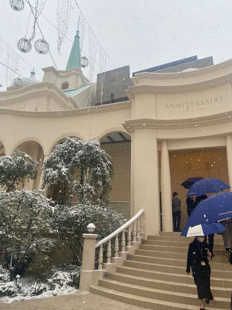 フラワーシャワーを行う外階段、雪景色も素敵でした。