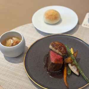 料理は素材の良さを生かした丁寧な味付けが印象的で、見た目も美しく特別感がありました。