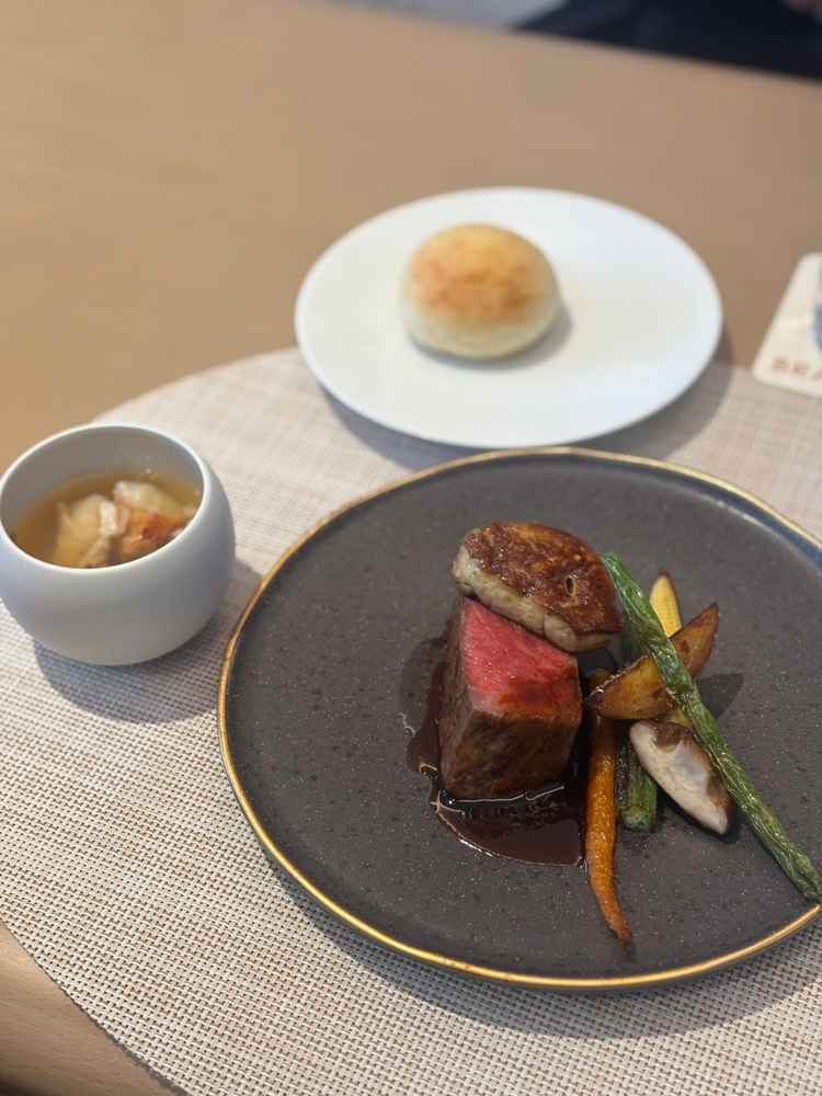 料理は素材の良さを生かした丁寧な味付けが印象的で、見た目も美しく特別感がありました。