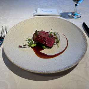 黒毛和牛を使用したステーキがとても美味しかった野菜も甘かった。