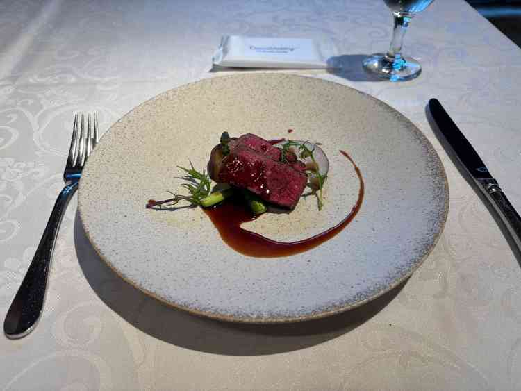 黒毛和牛を使用したステーキがとても美味しかった野菜も甘かった。