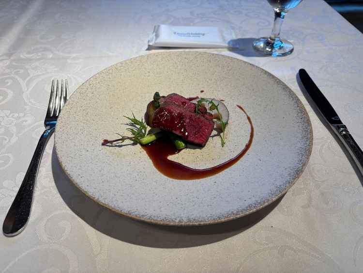 黒毛和牛を使用したステーキがとても美味しかった野菜も甘かった。