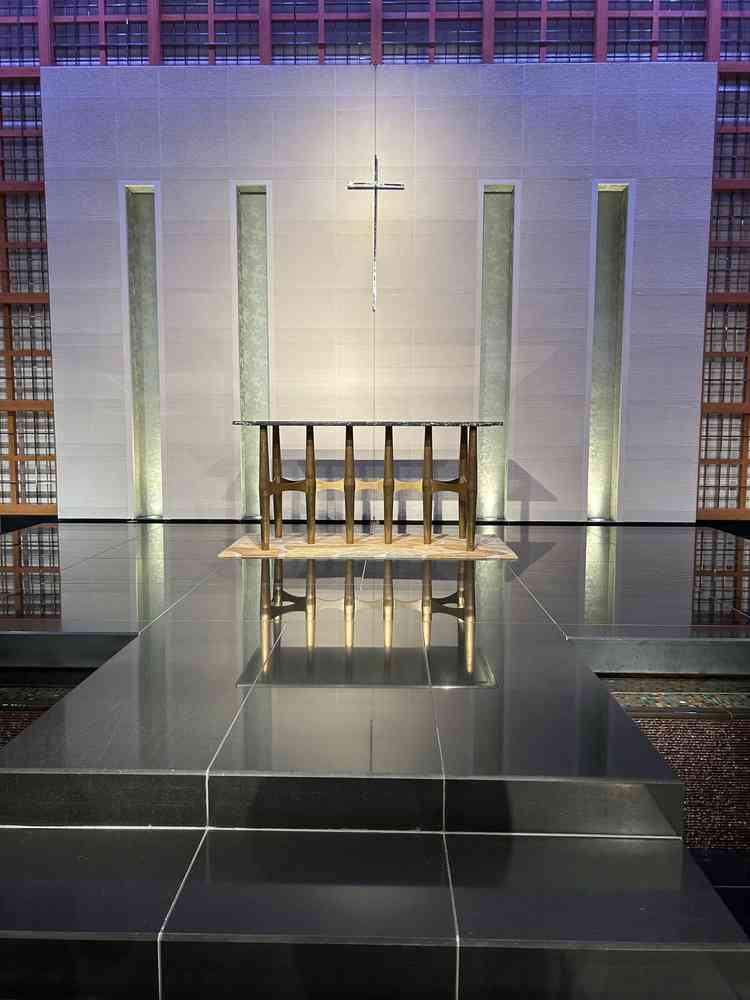 チャペルの前部分になります。下に水が流れていておしゃれでした。上の照明は色を変えられるそうです。