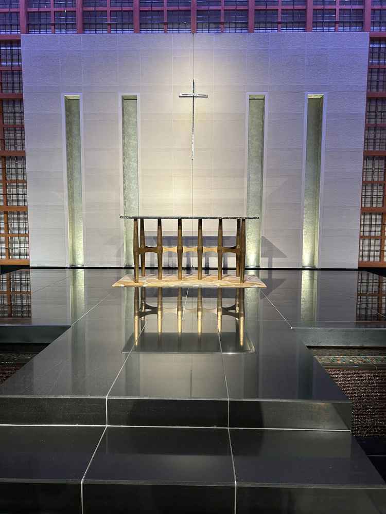 チャペルの前部分になります。下に水が流れていておしゃれでした。上の照明は色を変えられるそうです。