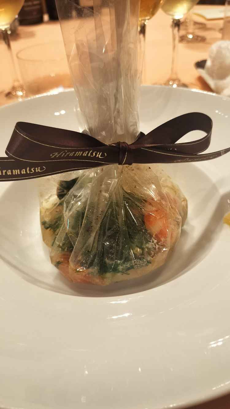 リボンをほどいて食べるスープ。ただ食べるだけでなく演出でサプライズもできる