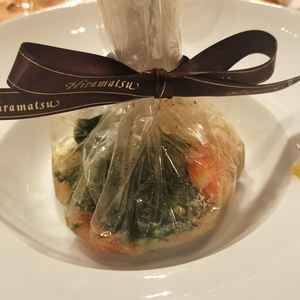 リボンをほどいて食べるスープ。ただ食べるだけでなく演出でサプライズもできる