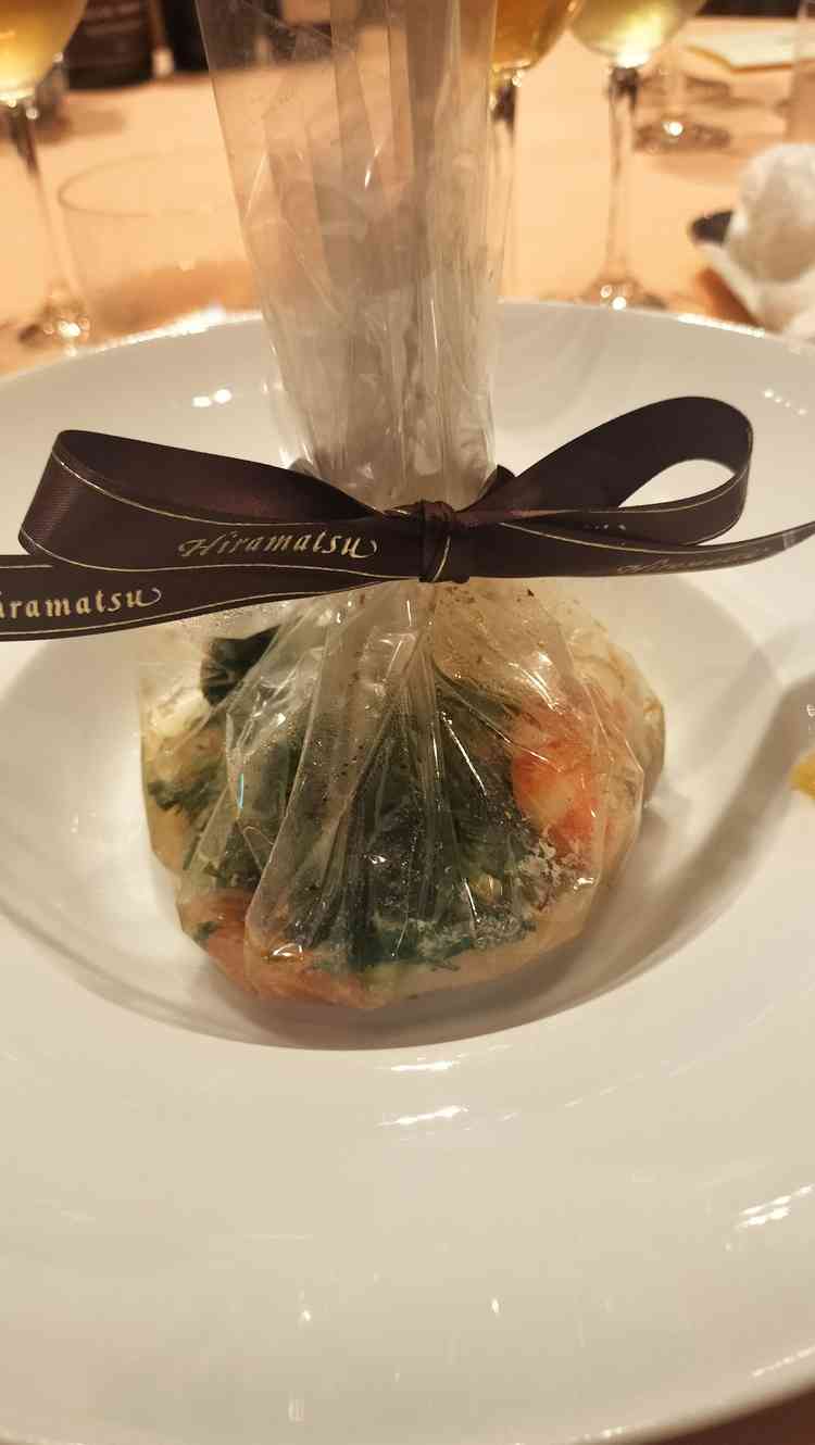 リボンをほどいて食べるスープ。ただ食べるだけでなく演出でサプライズもできる