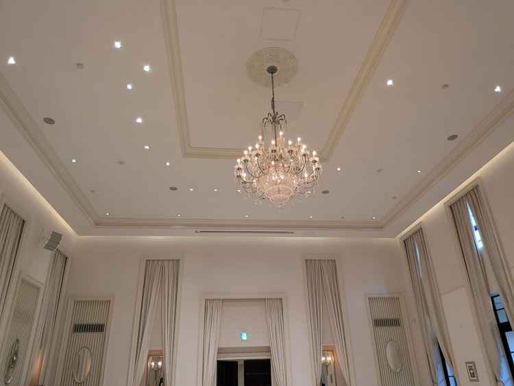 披露宴会場の高い天井