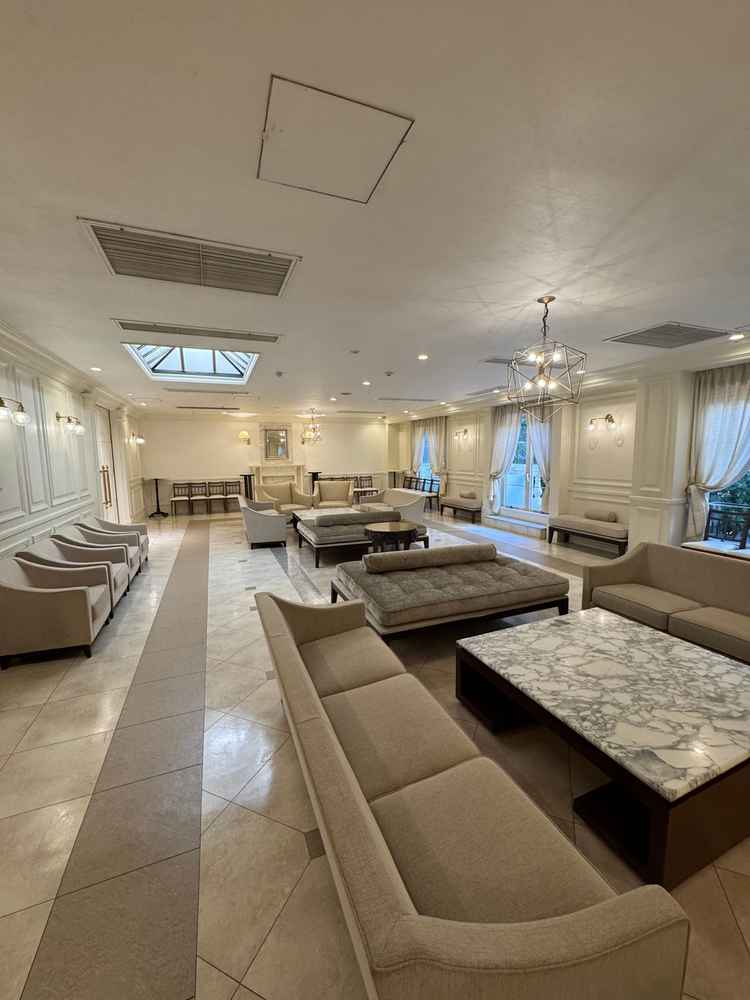 大勢のゲストがここで挙式までのびのびと過ごせるくらいの広さでした