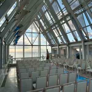 海が見えるチャペル。天気が良い日は最高の眺め。当日は少し曇っていたものの、それでも十分に明るい会場。