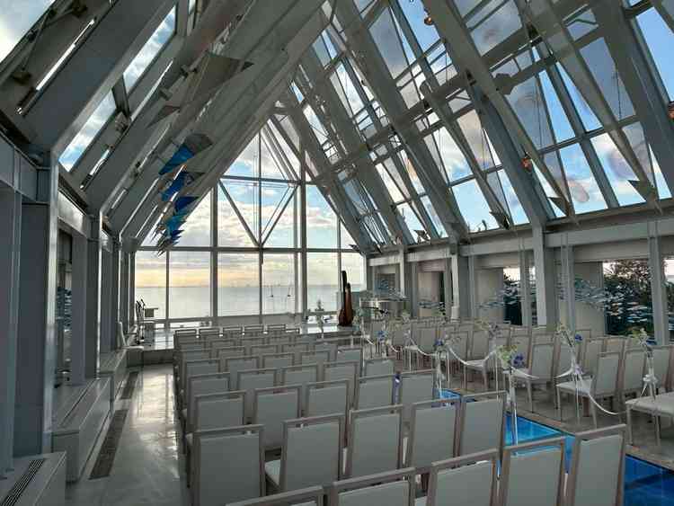 海が見えるチャペル。天気が良い日は最高の眺め。当日は少し曇っていたものの、それでも十分に明るい会場。