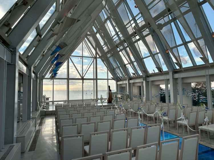 海が見えるチャペル。天気が良い日は最高の眺め。当日は少し曇っていたものの、それでも十分に明るい会場。