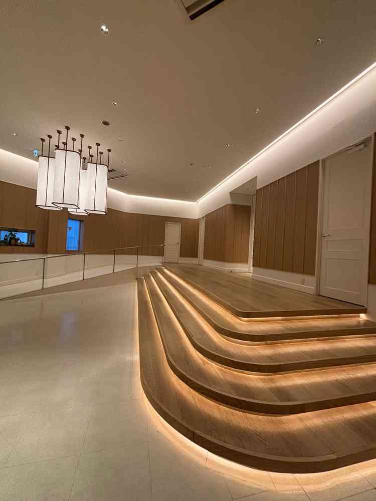 チャペルの全室にもこだわっており、和と洋がいい具合に融合し、素敵な空間だが落ち着く雰囲気である。