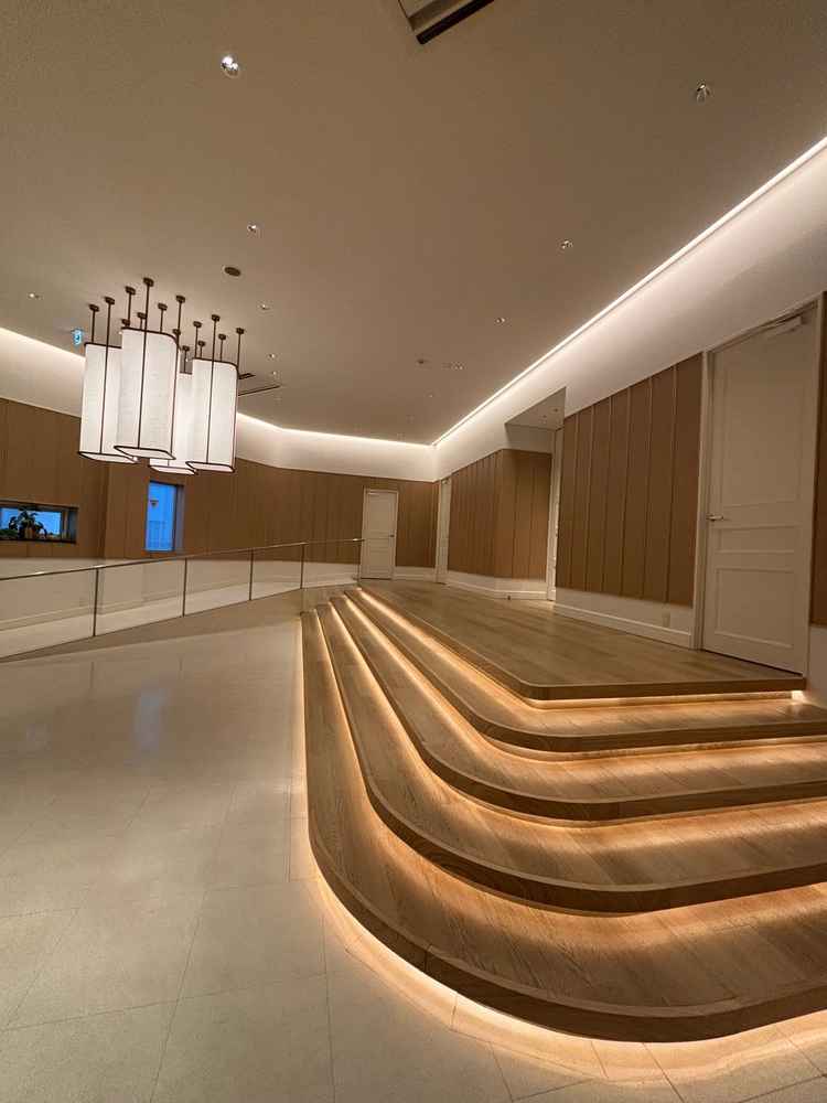 チャペルの全室にもこだわっており、和と洋がいい具合に融合し、素敵な空間だが落ち着く雰囲気である。