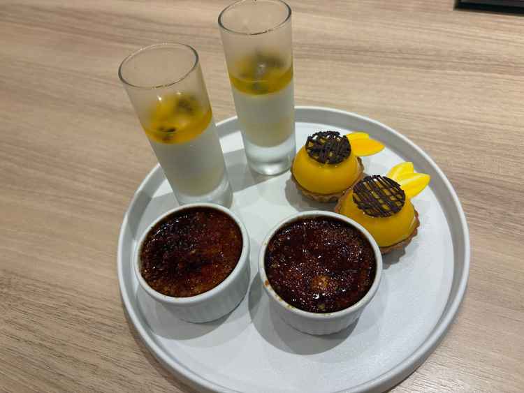 メインの肉料理・魚料理とデザートを試食。デザートは季節に合わせた仕様で、見た目も可愛らしかったです。