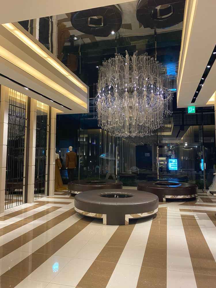 受付の前に、ゲストが待ち合わせできるエリア。更衣室も近くに完備されていて、とても便利だと思いました。