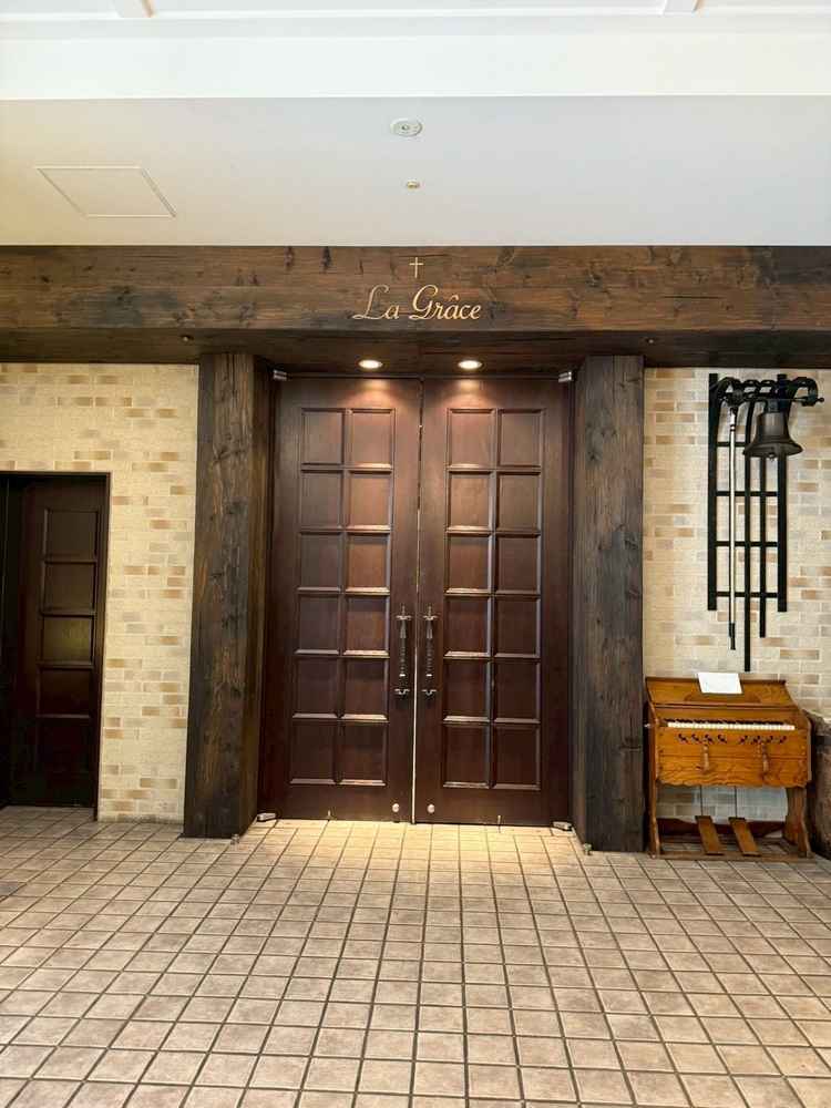 チャペルの正面入り口。普段はレストランとして使用されているエリアを貸切として使用するようです。