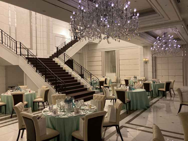 披露宴会場の写真。シャンデリアが綺麗で華やかでした。