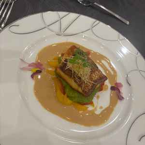 お魚料理もいただきました。最近はオマール海老のメニューが人気のようです。